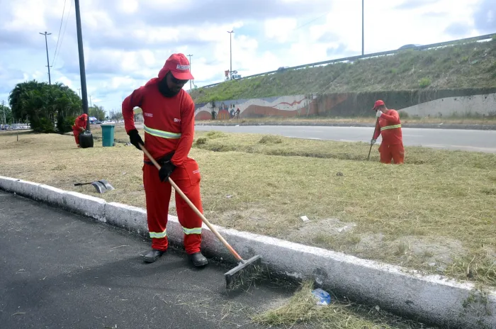 Emlur mantém rotina de coleta e conservação urbana em toda a cidade