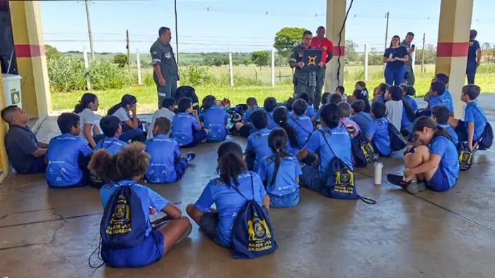 Crianças do projeto Anjos da Guarda visitam o aeroporto de Araçatuba