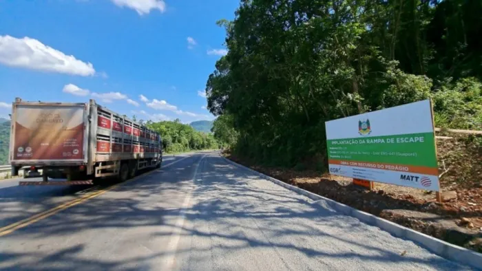 Trecho onde ocorre a instalação é marcado por forte declive e elevado risco de acidentes envolvendo caminhões -Foto: Rafael Bento/Ascom EGR