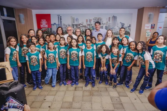 Cicero Lucena celebra talento dos alunos da Rede Municipal durante apresentação do coral que abriu os festejos de Natal na Prefeitura
