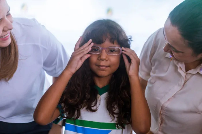 Prefeitura de Caruaru reforça investimento na educação e saúde com a entrega de 143 óculos para estudantes