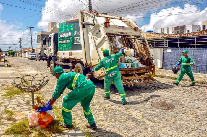 Emlur realiza coleta domiciliar e serviços de conservação urbana em diversos bairros