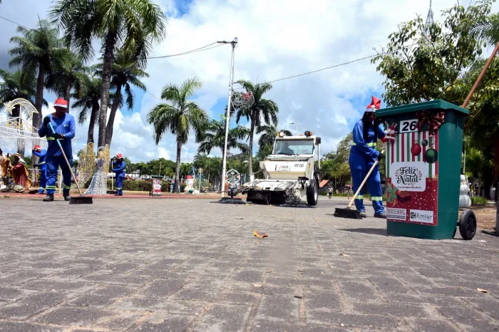 Agentes da Emlur trabalham em clima natalino e reforçam operação de limpeza nesta quarta-feira