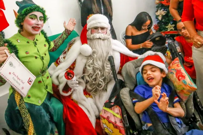 Crianças do Centro de Doenças Raras recebem visita do Papai Noel nesta sexta-feira