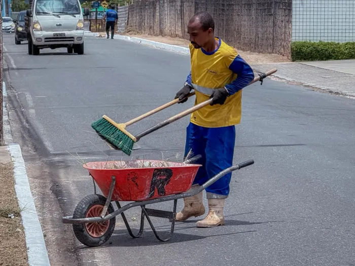 Mutirão de limpeza revitaliza a Rua Carlos Conceição em Buraquinho