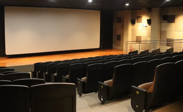 Cinema do CIC é revitalizado e ganha tela, projetores e sonorização novos