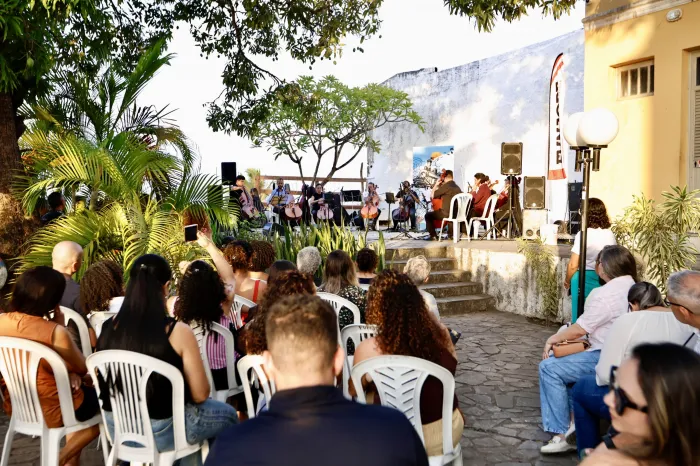 Cellos de Câmara abre programação de fim de ano no Hotel Globo, que ganhou estátua em homenagem a Jackson do Pandeiro