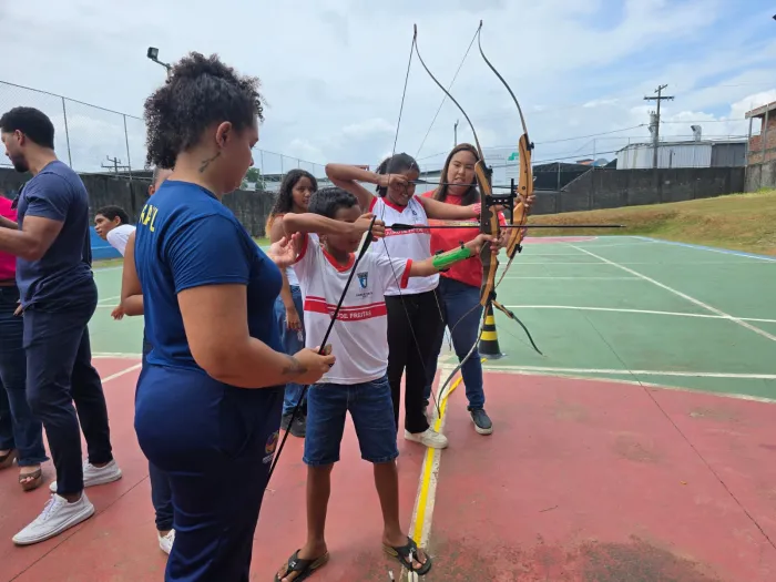 Prefeitura de Lauro de Freitas realiza minicurso de tiro com arco para estudantes