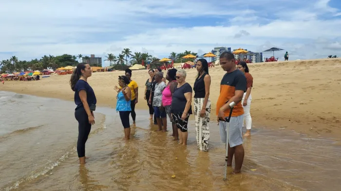 Pacientes do CER III participam de atividade de reabilitação na praia de Buraquinho