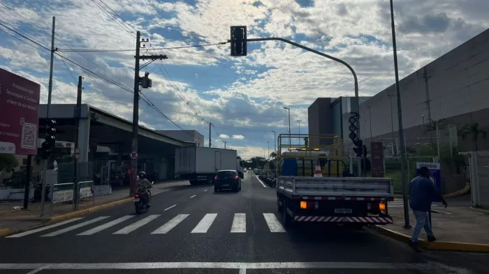 Semáforo para pedestres entra em operação em frente ao Praça Nova nesta segunda-feira