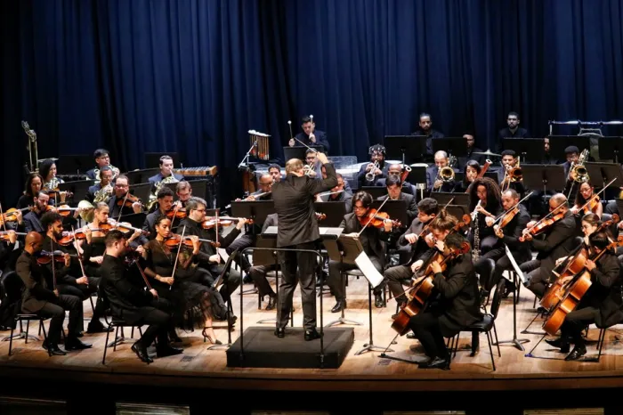 Sinfônica do Espírito Santo realiza concerto de Natal com solistas e coro no Teatro Sesc Glória