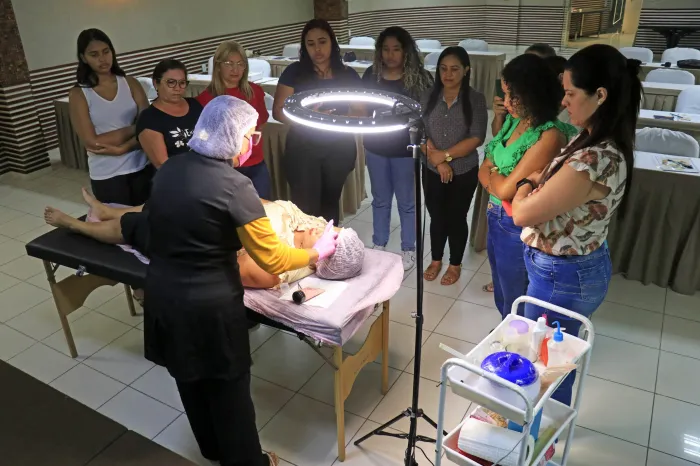 Prefeitura realiza cursos de designer de sobrancelha, maquiagem e bartender