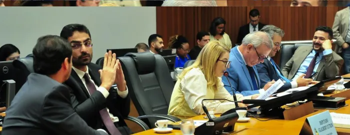Iracema Vale parabeniza servidores por qualificação profissional por meio de convênio
