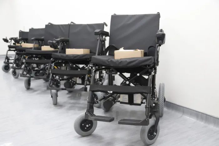 Governo de Pernambuco entrega cadeiras de rodas motorizadas para pessoas eletivas na AACD