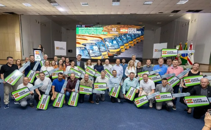Governador entrega mais 30 novos ônibus escolares para transporte de estudantes das redes públicas de ensino