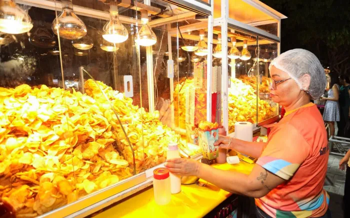 Natal Luz impulsiona vendas e gera empregos temporários: ambulantes comemoram movimento e comércio local projeta crescimento