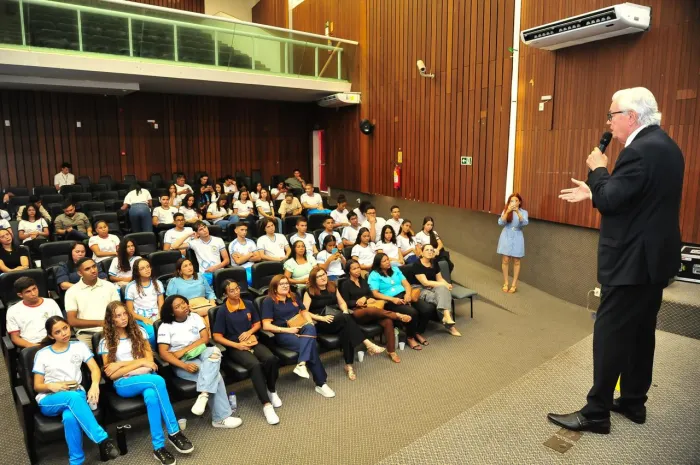 Arnaldo Melo recebe alunos de Passagem Franca em visita à Assembleia