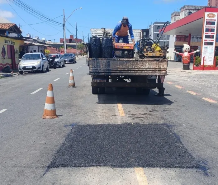 Equipes da Seinfra realizam serviços de tapa-buraco em 20 bairros nesta quinta-feira 