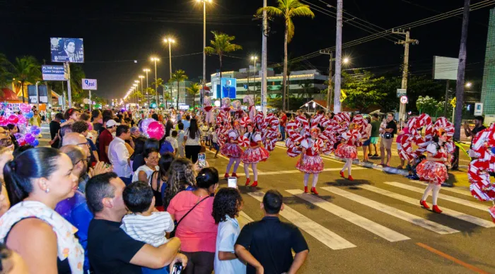 Parada Natalina encanta público na Vila do Natal Iluminado