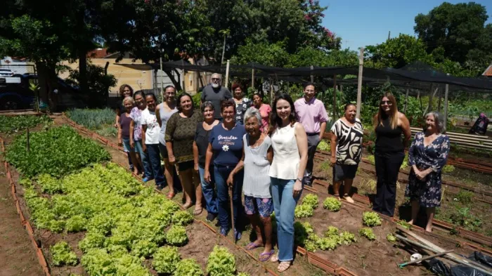 Prefeitura de Araçatuba entrega 40 bandejas com 8 mil mudas na horta comunitária do Villela