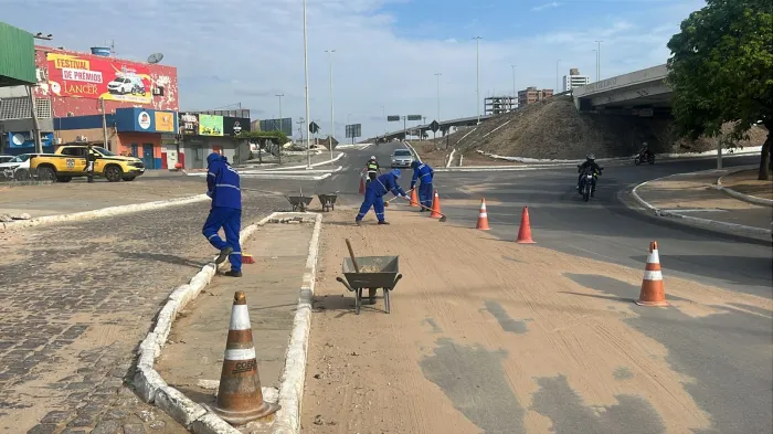Para garantir a segurança da população, limpeza urbana é intensificada em áreas afetadas pela última chuva