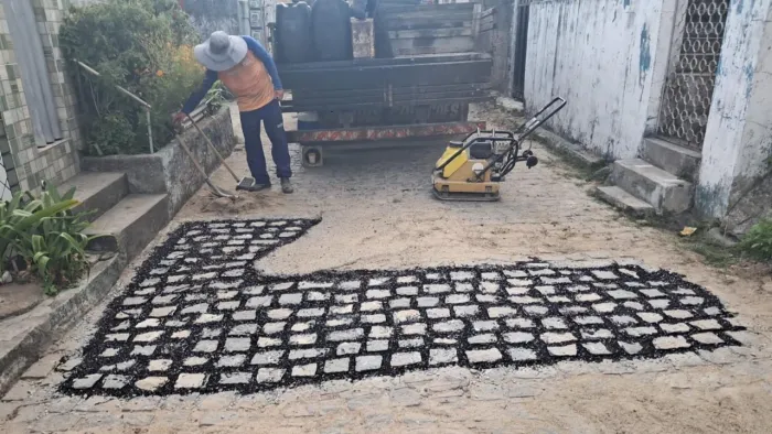 Prefeitura finaliza a semana realizando serviços da operação tapa-buraco em 23 bairros