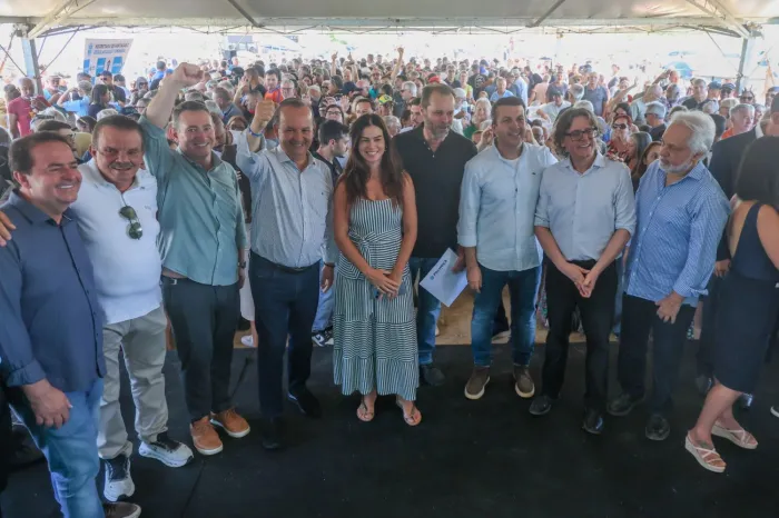 Governador participa da maior entrega de escrituras públicas que beneficiam mais de 1,3 mil famílias em Palhoça
