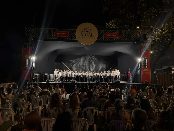 Coral Canto Livre Meninada e Coral do Unipê levam magia do Natal ao Largo da Gameleira