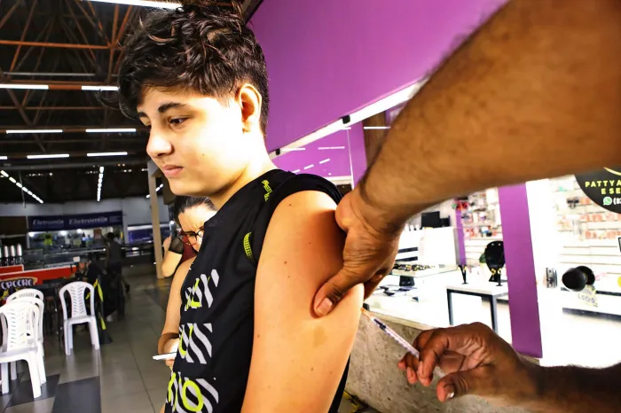 Jovens que nunca se vacinaram contra o HPV devem procurar os serviços de saúde até o final de dezembro