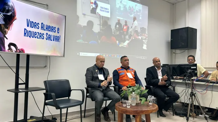 Defesa Civil de Lauro de Freitas contribui com debates sobre comunicação pública de crise e gestão de desastres na UFBA
