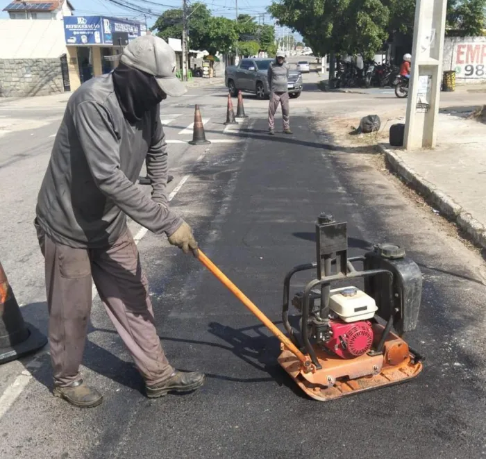 Seinfra inicia semana com serviços da operação tapa-buraco em 17 bairros