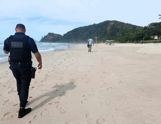 Prefeitura de São Sebastião aplica multa em tutor com pet na Praia de Cambury