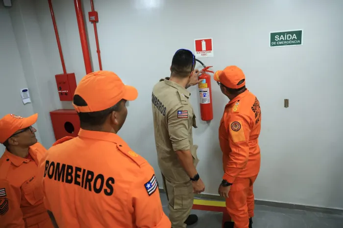 Corpo de Bombeiros vistoria lojas na Rua Grande e encerra etapa de operação no Centro Histórico