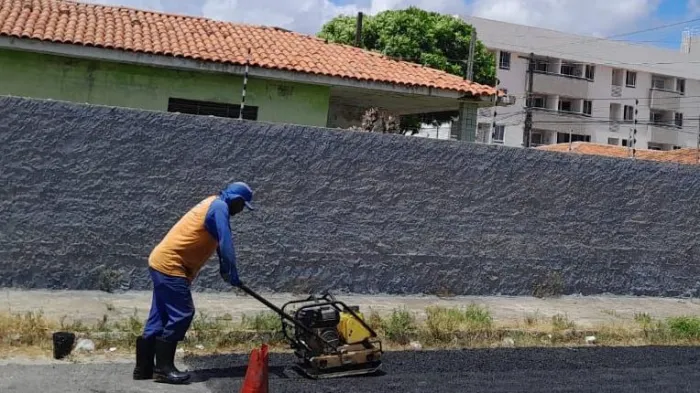 Vinte bairros são contemplados com a operação tapa-buraco nesta quinta-feira