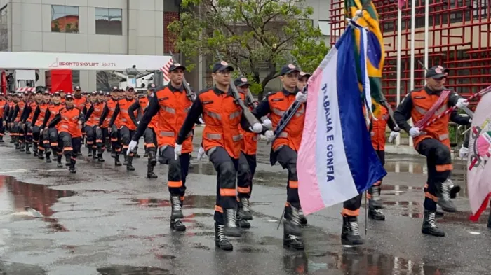 Corpo de Bombeiros completa 113 anos com apresentação de novas viaturas, formatura de sargentos e entrega de homenagens