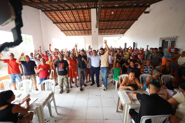 Osmar Filho entrega óculos do programa Cuidar dos Olhos em Cachoeira Grande