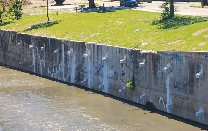 No Rio Acari, os serviços ocorreram em 33 metros de muro, onde as estruturas de sustentação foram reforçadas - Divulgação