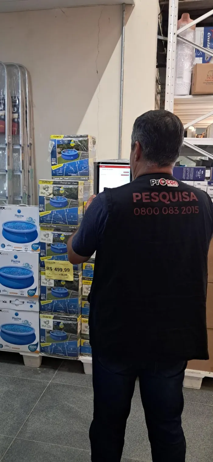 Diferença no preço da piscina inflável de 3 mil litros chega a R$ 317 nas lojas da Capital