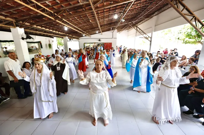 Alunos e professores se confraternizam em evento do Centro de Referência Municipal da Pessoa Idosa