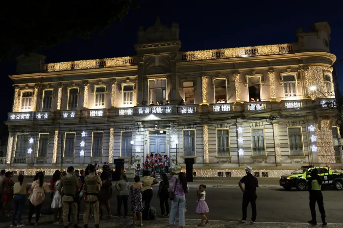 Natal Encantado: Balé e corais infantis emocionam público no Estacionamento da Prefeitura