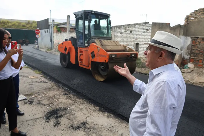 Prefeitura inicia pavimentação de três ruas no bairro Gabriela