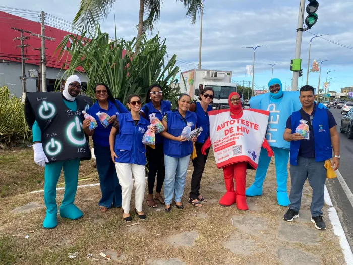 Blitz do Dezembro Vermelho leva informação e prevenção à Estrada do Coco