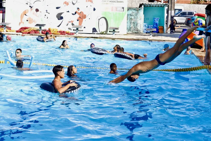 Fundação Campeões do Amanhã encerra ano com festival aquático para 300 alunos