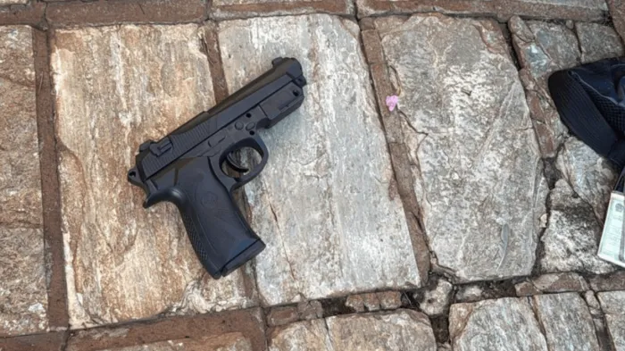 Jovem com simulacro é preso pela GCM após furto em mercearia