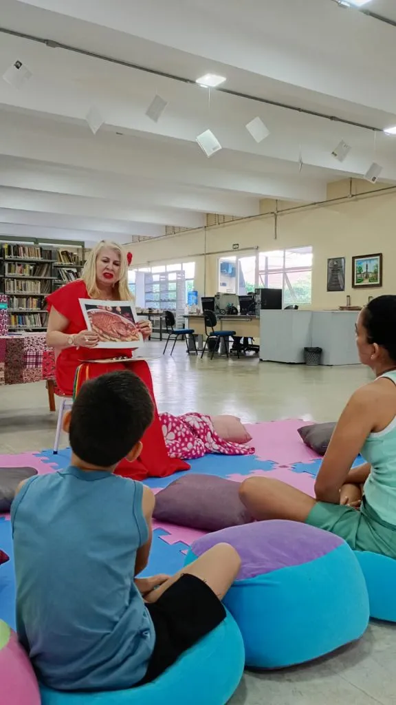 Tarde Encantada especial de Natal reúne famílias na Biblioteca Municipal de Araçatuba