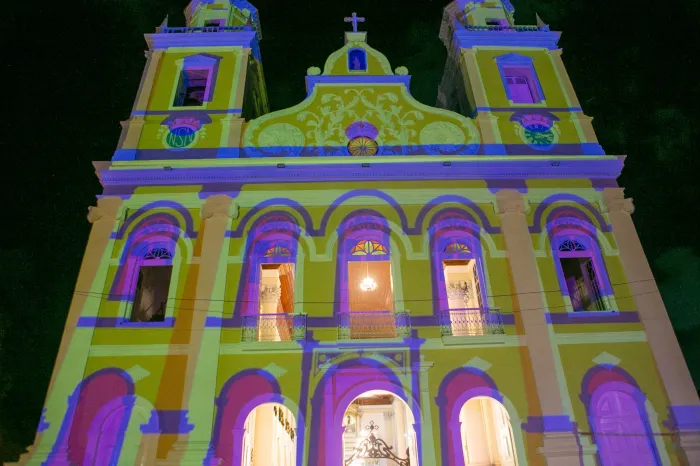 Projeções mapeadas na Catedral atraem moradores e turistas para o Centro Histórico