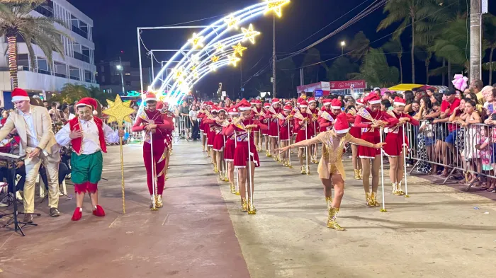Parada Natalina dos alunos da Rede Municipal encanta o público no Busto de Tamandaré