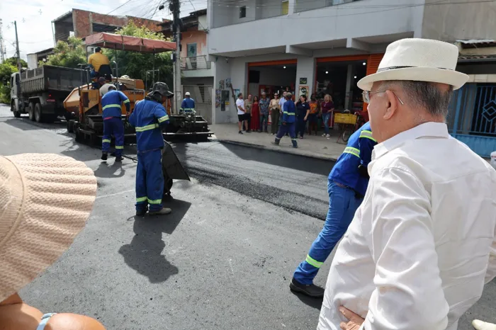 Prefeitura de Feira pavimenta com asfalto mais quatro ruas do Campo Limpo