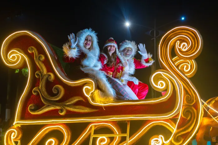 Parada de Natal reúne milhares de pessoas e transforma orla de Bertioga em um grande espetáculo de luz e emoção