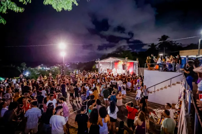 Público lota Casa da Pólvora em evento com Banda Macumbia e DJ Claudinha Summer